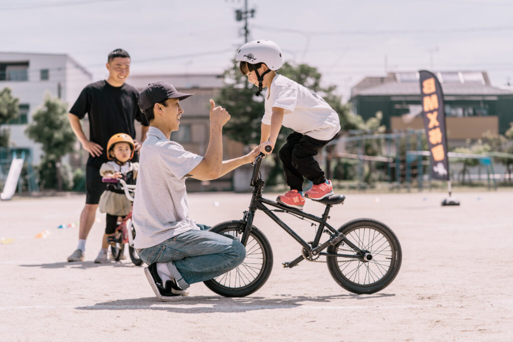 BMX를 즐기는 어린이